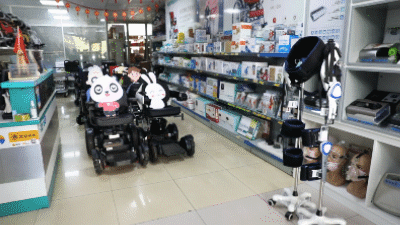 （图）kaiyun开云官方网站穿戴式下肢助行器在康复辅具用品店.gif