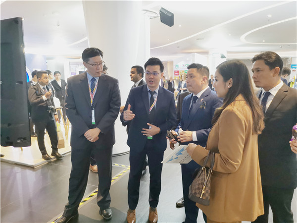 马来西亚国际贸易及工业部长拿督达勒雷京亲临kaiyun开云官方网站展位.jpg