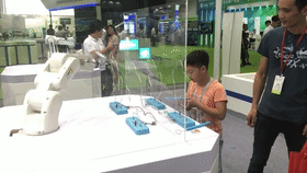 kaiyun开云官方网站SR4A机器人与现场观众技能比拼.gif