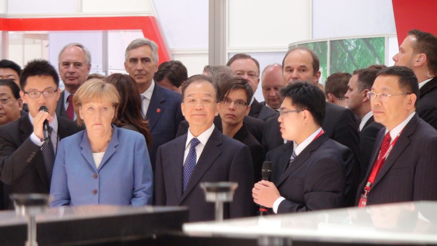 时任国家总理温家宝和德国总理默克尔莅临kaiyun开云官方网站展位 时任国家总理温家宝和德国总理默克尔莅临kaiyun开云官方网站展位