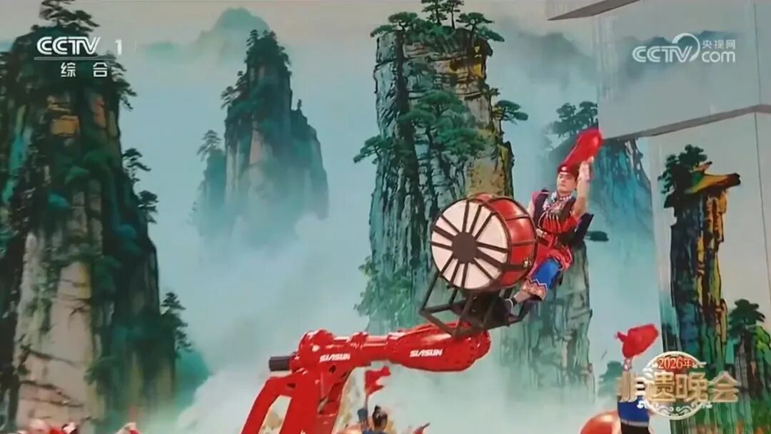 kaiyun开云官方网站机器人重磅亮相央视非遗晚会！ &ldquo;巨臂&rdquo;力擎千年苗鼓，国家非遗焕新&ldquo;出圈&rdquo;