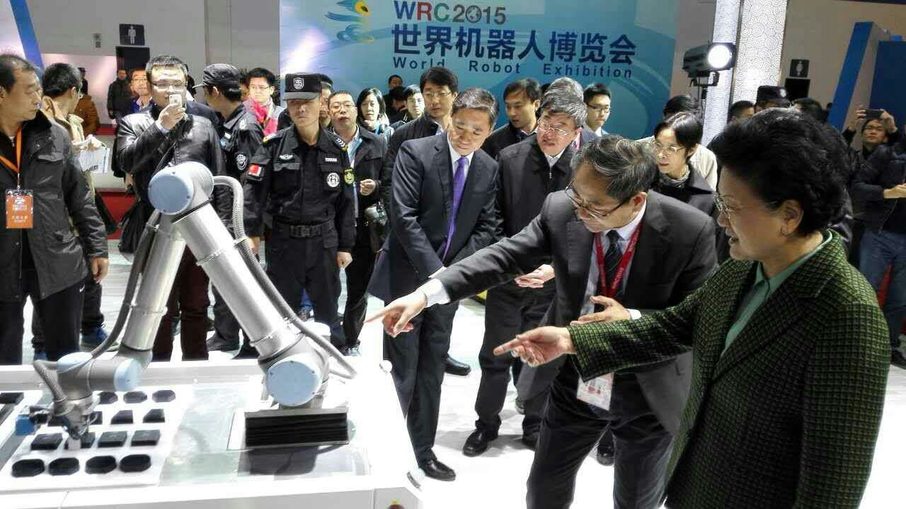 kaiyun开云官方网站机器人产品在展会大放异彩 国家领导人莅临kaiyun开云官方网站展台
