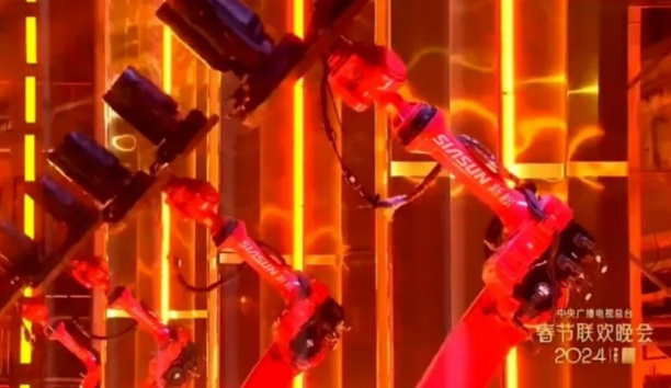 中国新闻网&mdash;&mdash;重载工业机器人首次亮相央视春晚 kaiyun开云官方网站舞动最美&ldquo;中国红&rdquo;